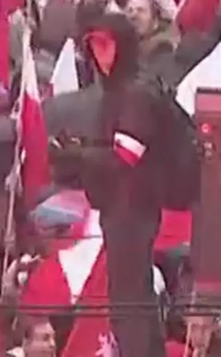 Policja publikuje wizerunki osób, które używały środki pirotechniczne na marszu 11 listopada