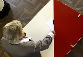 Niemal co dziesiąty wyborca decyzje podejmie dopiero przy urnie