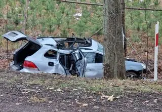 W zderzeniu zginął pasażer. Kierowca pijany i poszukiwany listem gończym 