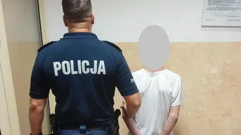 Na widok policjantów ukrył się w stawie