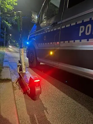 Policja zatrzymała mężczyzn jadących na hulajnogach elektrycznych