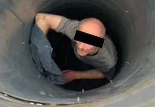 Utknął w szybie, wzywał pomocy. Nie był to przegląd kominiarski