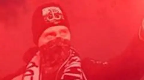 Policja publikuje wizerunki osób, które używały środki pirotechniczne na marszu 11 listopada