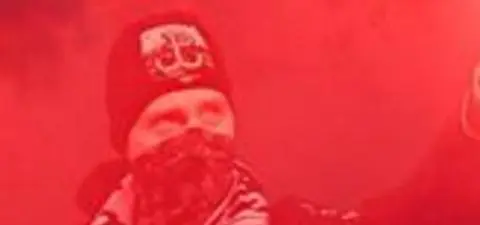 Odpalili pirotechnikę na marszu. Policja publikuje zdjęcia