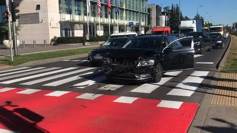 Ostre hamowanie przed karetką. Kolizja kilku aut