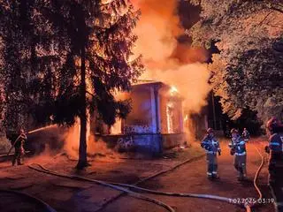 Pożar opuszczonych budynków szpitala w Ząbkach 