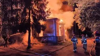20 zastępów strażackich gasiło pożar budynków opuszczonego szpitala
