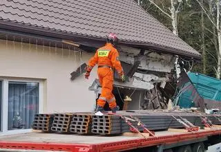 Ciężarówka wjechała w dom. Kierowca zginął, budynek grozi zawaleniem