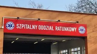 Karetce transportowa z pacjentką na pokładzie przez dwie godziny czekała przed SOR-em Szpitala Wolskiego