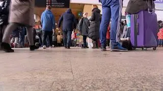 Uchodźcy z Ukrainy na dworcu autobusowym Warszawa Zachodnia