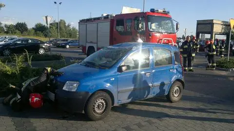 Fiat dachował na parkingu