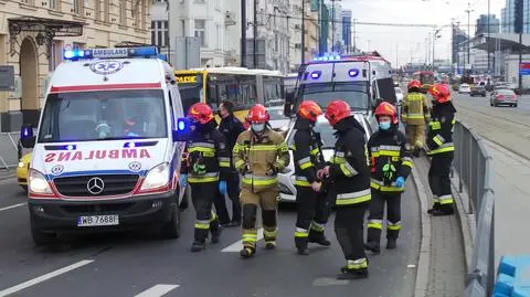 Mężczyzna zasłabł w samochodzie. "Pomogli mu strażacy, bo nie było wolnej karetki"