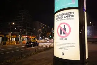 Tablica informacyjna o zakazie sprzedaży alkoholu nocą