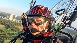 Policjant zauważył pożar lasu podczas lotu motoparalotnią 