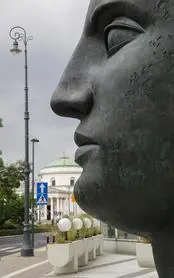 Monumentalna rzeźba "Tindaro" Igora Mitoraja na placu Trzech Krzyży w Warszawie