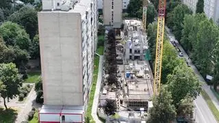 Nowy blok powstaje w bliskim odległości starego 