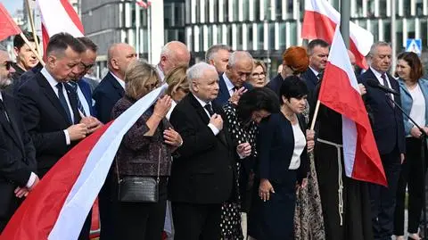 Prezes Prawa i Sprawiedliwości Jarosław Kaczyński podczas obchodów miesięcznicy katastrofy smoleńskiej