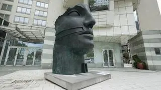 Monumentalna rzeźba "Tindaro" Igora Mitoraja na placu Trzech Krzyży w Warszawie