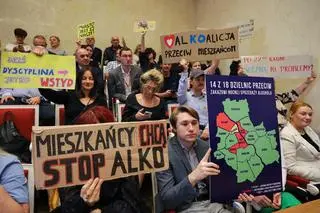 Sesja Rady Warszawy w sprawie ograniczenia sprzedaży alkoholu nocą