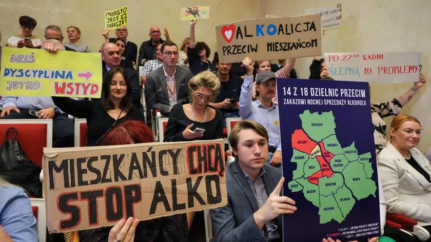 Co się wydarzyło na Radzie Warszawy? Padły argumenty o Jaruzelskim i Ku Klux Klanie