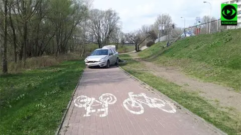 Taksówka wypadła z jezdni. Wylądowała na drodze rowerowej