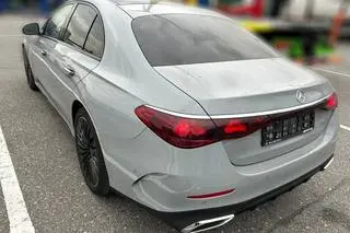 Kradziony mercedes miał trafić z Polski do Dubaju