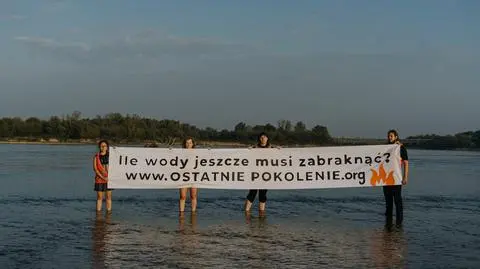 Aktywistki weszły do wyschniętej Wisły