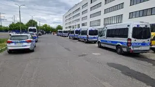 Policja zabezpieczyła wejścia do hali przy Modlińskiej