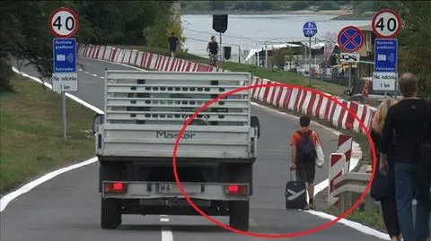 Spacerują po nowym objeździe