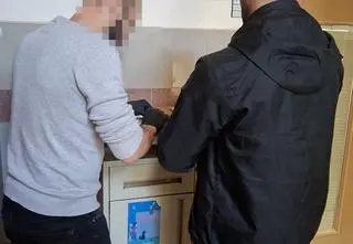 Uciekał przed policją, spowodował kolizję. Był pijany, miał trzy zakazy prowadzenia