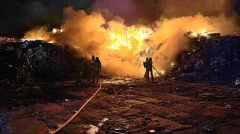 Pożar składowiska odpadów w Sokołowie