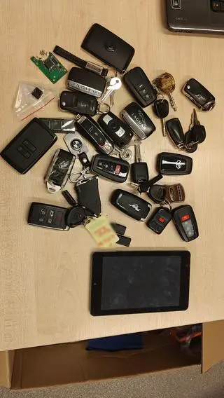 Przedmioty i samochody zabezpieczone przez policjantów