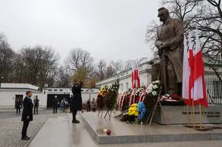 Rafał Trzaskowski złożył wieniec przed pomnikiem marszałka Józefa Piłsudskiego 