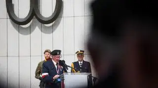 Janusz Komorowski podczas uroczystości przed pomnikiem Polskiego Państwa Podziemnego