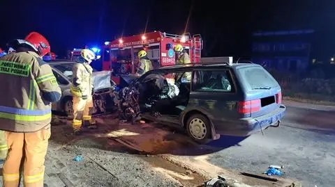 Czołowe zderzenie samochodów. Poszkodowane cztery osoby, w tym małe dziecko 