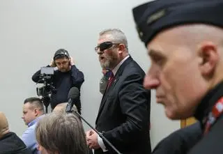 "Szczęść Boże, wysoki sądzie". Na korytarzu "Anioł Pański". Proces Brauna