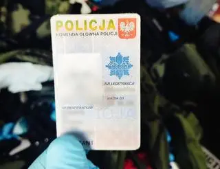 Udawali policjantów, grozili bronią i wywieźli go do lasu