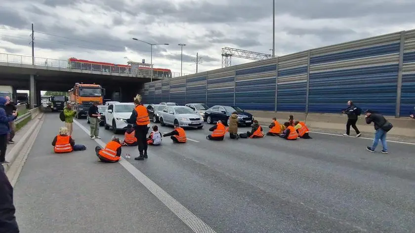 Aktywiści blokowali S8 i przyklejali się do jezdni. Decyzja prokuratury