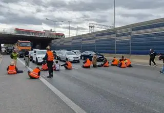 Aktywiści blokowali S8 i przyklejali się do jezdni. Decyzja prokuratury