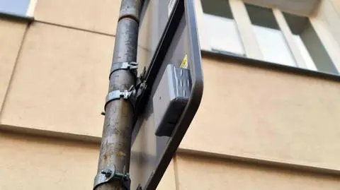 Ktoś zamontował tajemniczą kamerę na znaku drogowym