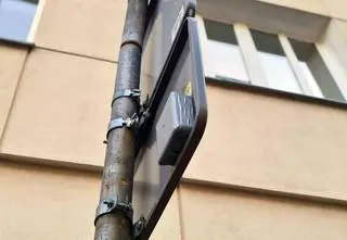 Tajemnicze pudełko na znaku drogowym. W środku była kamera