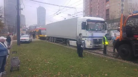 Ciężarówka jak tramwaj. "Tłumaczył, że za szybko skręcił"