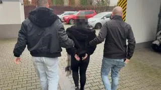 Policja z zatrzymaną osobą 