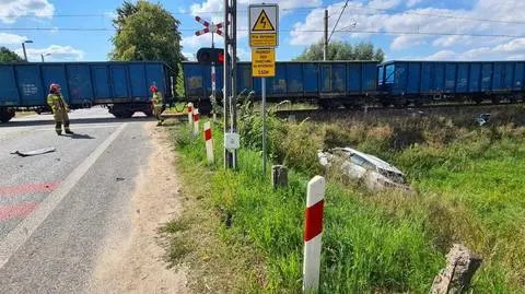 "Samochód odbił się od pociągu i wpadł do przydrożnego rowu"