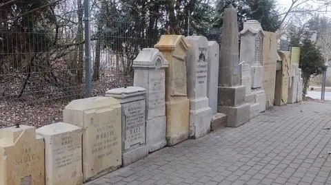 To oni osuszali Białołękę. Odnowili płyty z cmentarzy olędrów