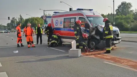 Karetka wiozła ranną z wypadku, zderzyła się z innym autem