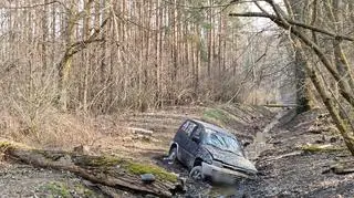 Zakopany pojazd terenowy w lesie na Targówku