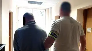 Policjant z zatrzymanym mężczyzną 