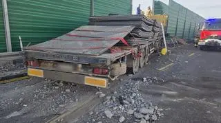 Kolizja ciężarówki z barierami na krajowej "7"