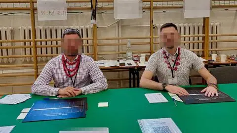 Członkowie komisji wyborczej założyli czerwone korale